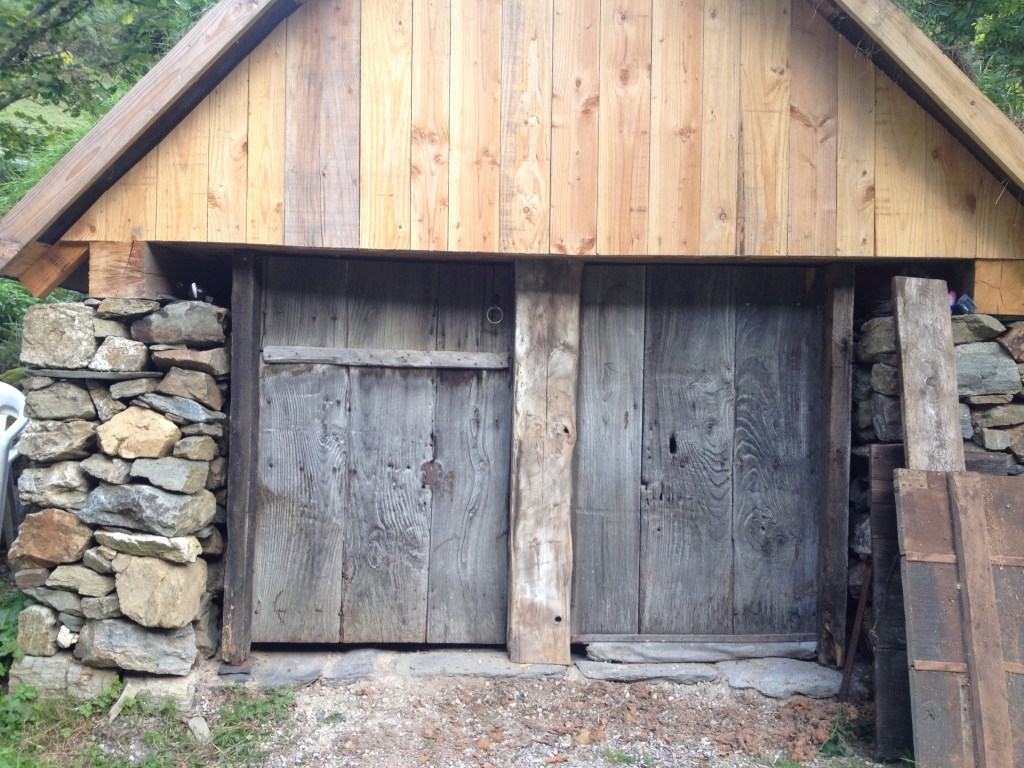 l&rsquo;ancien abri et sa toiture&nbsp;végétalisée
