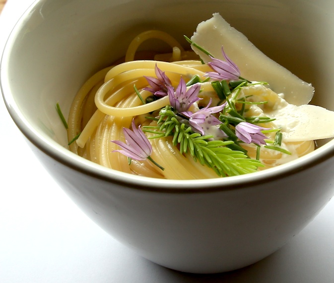 spaghetti au sureau, à l&rsquo;épicéa et aux fleurs de&nbsp;ciboulette
