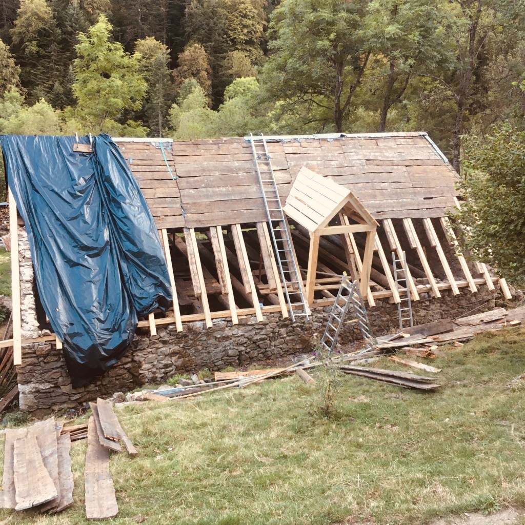 Charpente et couverture de la&nbsp;chèvrerie